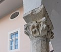 English: Capital (formerly crypt, around 1000 AD) in secondary usage supporting the staircase to the organ gallery Deutsch: Säulenkapitell (vorher in der Krypta, um 1000 n. Chr.) in Sekundärverwendung unter dem Emporenaufgang