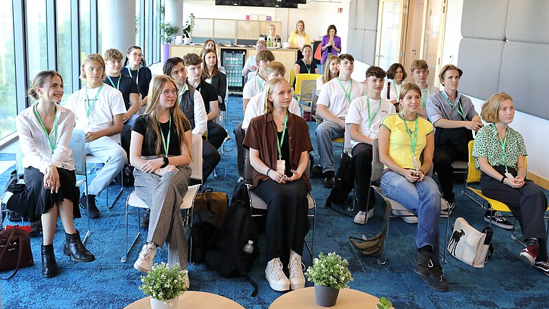 File:Ambassador Amy Gutmann met with Holocaust survivor Inge Auerbacher shared her journey of survival and perseverance through VR technology at the Berlin Meta offices on 8 September 2023 - 17.jpg