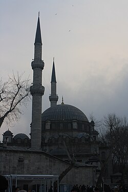 Foto Masjid Ayyub Sultan (Eyup Sultan Mosque) di Istanbul diambil dari arah makam Abu Ayyub al-Anshari