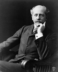 L'homme d'affaires, mathématicien, auteur et astronome amateur américain Percival Lowell, en 1904. (définition réelle 2 692 × 3 342)