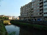 O río Alvedosa ao seu paso polo casco urbano.