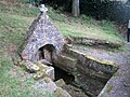 Chapelle Saint-Vendal : la fontaine de dévotion.