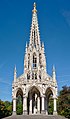 Photographie du Monument Léopold Ier. L'édifice de pierre blanche est surmonté d'une grande flèche