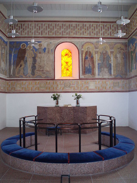 File:Jelling Kirke 3 Alter.JPG