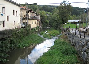 O rio Agüera à passagem pela aldeia de La Iglesia