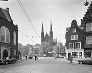 Zicht vanaf het Spui op het Singel, met de kerk de Krijtberg, mei 1971