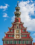 Esslingen a.N. - Altstadt - Altes Rathaus - nördlicher Giebel und Glockenspiel mit Abendsonne.jpg