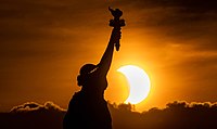 La Estatua de la libertad en la ciudad de Nueva York durante el eclipse.