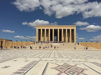 Tören meydanının zemindeki kilim motifleri