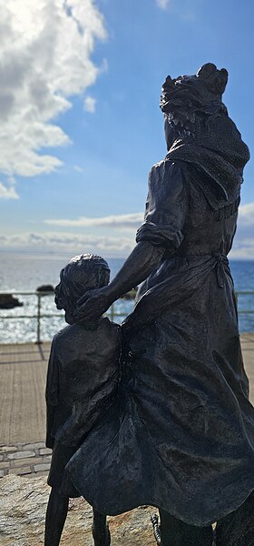 File:Pittenweem Fisherman's Monument.jpg