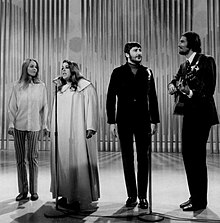 Zleva: Michelle Phillipsová, Cass Elliotová, Denny Doherty a John Phillips v pořadu The Ed Sullivan Show, 1968.
