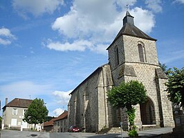 Église Saint-Rémi met linksachter gemeentehuis