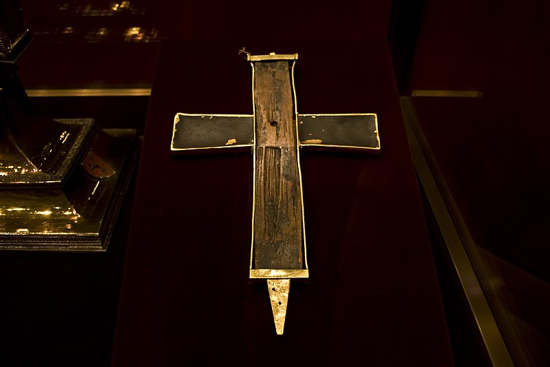 File:A fragment of True Cross (Kreuzpartikel) in the Schatzkammer of Vienna.jpg