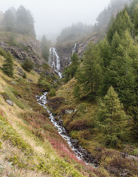 File:Bergtocht van Gimillan (1805m.) naar Colle Tsa Sètse in Cogne Valley (Italië). Waterval boven Gimillan gedeeltelijk in de mist 01.jpg