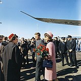 Kennedy und seine Frau bei der Ankunft in Dallas