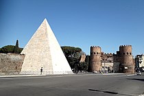 La Piramide Cestia e Porta San Paolo