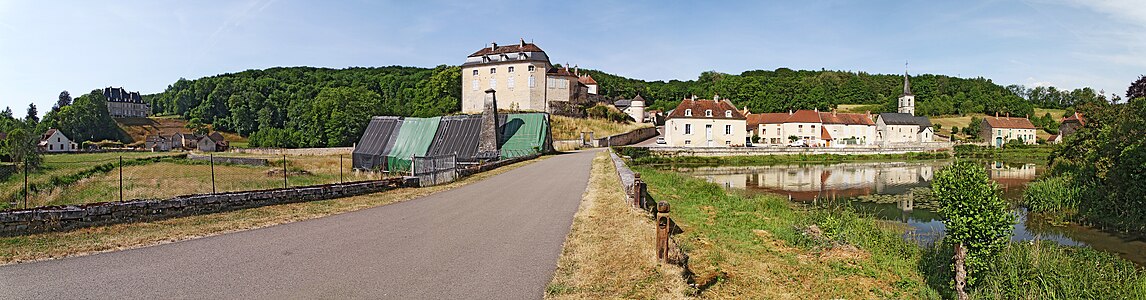 Le village du château à l'église vu depuis le pont sur le Brévon; à gauche de la route, une ancienne forge classée aux M.H. en travaux.