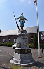 Le monument aux morts des deux guerres.