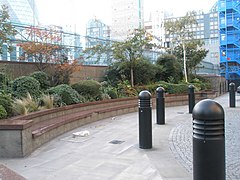 Gently curving seat opposite Beaufort House - geograph.org.uk - 1015726.jpg