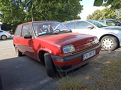 Renault 5 Campus w Poznaniu - czerwiec 2022.jpg