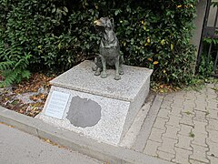 Torre del lago, statua cane.JPG