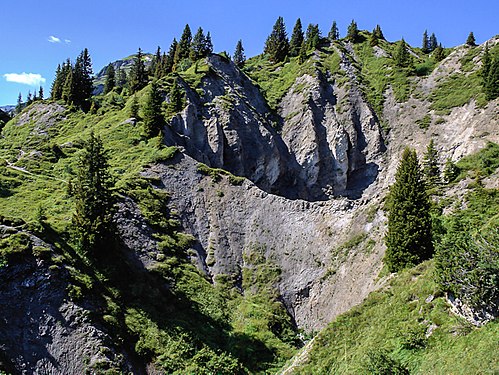 Das Naturschutzgebiet „Gipslöcher“ (Dolinen) in Oberlech. The nature reserve ‘Gipslöcher’ (Sinkholes) in Oberlech.