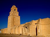 Vue du minaret depuis l'extérieur. Il s'agit d'une tour de plan carré, constituée de trois étages dégressifs superposés dont le dernier est coiffé d'une coupole.