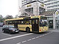 Berliner Bus mit Zweispurabfertigung beim Fahrer – links Sichtkarten, rechts Barzahler