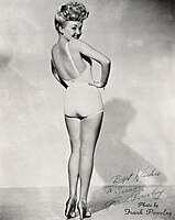 Betty Grable atriz e pin-up da II Guerra Mundial usando outra variante de pompadour, 1943.