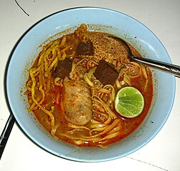 Khao soi con pollo e sangue di maiale in una scuola di Chiang Rai.