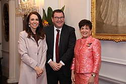 d’ Ardern zamma mìt’m Vìza-Premiarminìschter Grant Robertson un dr Genrààlgouverneura Patsy Reddy bii dr Veraidigung vum Kàbinätt àm 6. Nowamber 2020