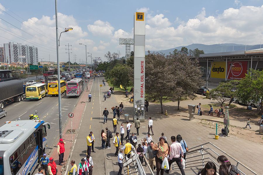 Afuera de la estación de bus Portal del Norte con la Autopista Norte, en Bogotá, Colombia. Outside the stairway from the bus station Portal del Norte and onto the Autopista Norte, in Bogotá, Colombia.