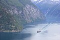 El coastal express passa per la vella granja del fiord de Lundaneset