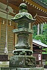 熊野神社の石灯籠（神奈川県鎌倉市）。