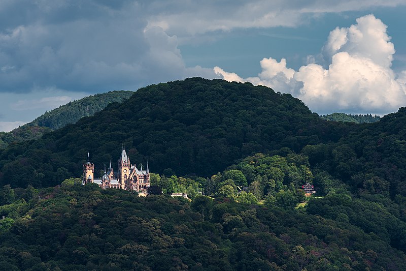 File:Schloss Drachenburg im Mittagslicht.jpg