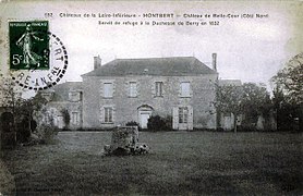 Photographie en noir et blanc d'un bâtiment à étage flanqué de deux pavillons moins hauts.