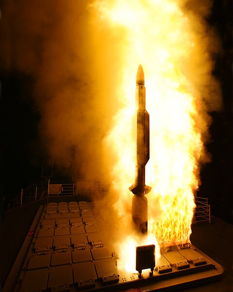 File:Night launch of a RIM-161 Standard SM-3.jpg