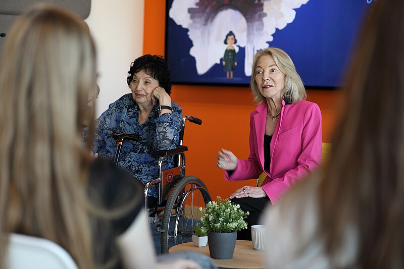 File:Ambassador Amy Gutmann met with Holocaust survivor Inge Auerbacher shared her journey of survival and perseverance through VR technology at the Berlin Meta offices on 8 September 2023 - 23.jpg