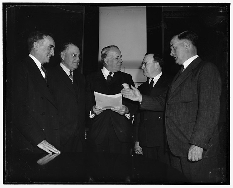 File:Battle for state rights under flood control bill. Washington, D.C., June 15. This group of Senators threatened today to keep Congress in session for sometime to come as the battled for state LCCN2016873705.jpg