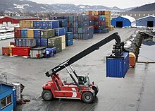 Containeromlasting i Orkanger havn (7093121153).jpg