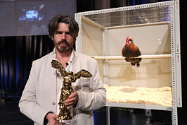 Koen Vanmechelen met de Gouden Nica van de Prix Ars Electronica 2013 voor het project The Cosmopolitan Chicken