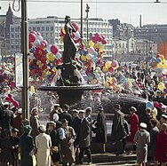 Balloon-filled festivities in 1959–1960, with Erik Bruun's 1959 Jaffa palm tree poster in the background[20]