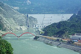 De dam met links de overlaat en de gebouwen van de centrale