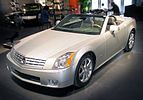 Cadillac XLR circa 2007, con teito duro de aluminio totalmente retraible (é dicir, lixeiro) oculto por unha cuberta de lona autoalmacenable, o teito duro fabricouno unha empresa conxunta de provedores de Mercedes- Benz e Porsche[7]