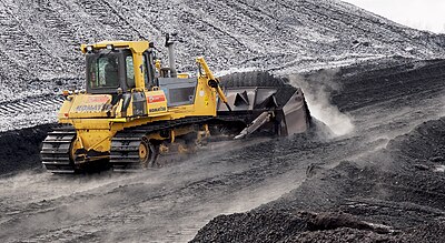 Slika:Komatsu bulldozer pushing coal in Power plant Ljubljana (winter 2017).jpg