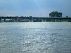 Pont Le Gardeur, avec le pont ferroviaire à l'arrière-plan.