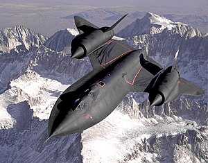 Sierra Nevada Sıradağları (Kaliforniya) üzerinde bir SR-71B eğitim uçağı (1994). Yüksekteki ikinci kokpit eğitim görevlisi içindir.