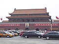 La présence des automobiles est de plus en plus sensible à Pékin comme autour de la place.