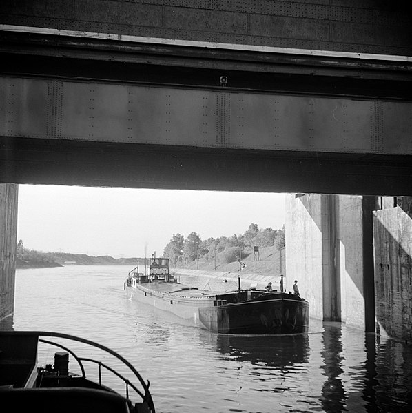 File:Motorschip onder de sluisdeur in het Grand Canal d'Alsace bij Kembs, Bestanddeelnr 254-1233.jpg