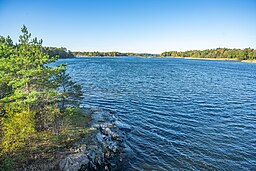 Kyrksundet och Gollansströmmen åt väster från Gollansbron, i förgrunden ön Gollan.